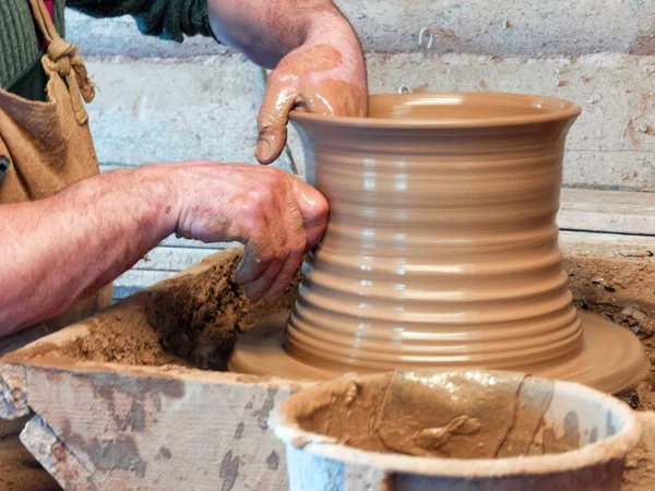 Hands of a Potter make a big pot — Stock Photo, Image