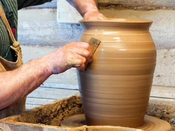 Hands of a Potter make a big pot — Stock Photo, Image