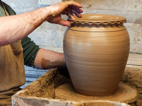 Hands of a Potter make a big pot — Stock Photo, Image