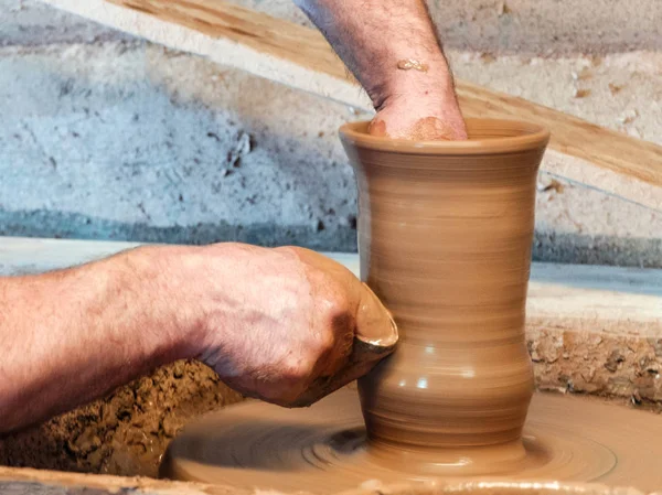 Potter faz um vaso de barro em uma roda de cerâmica . — Fotografia de Stock
