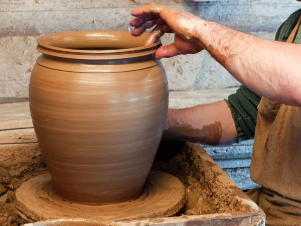 Hands of a Potter make a big pot — Stock Photo, Image