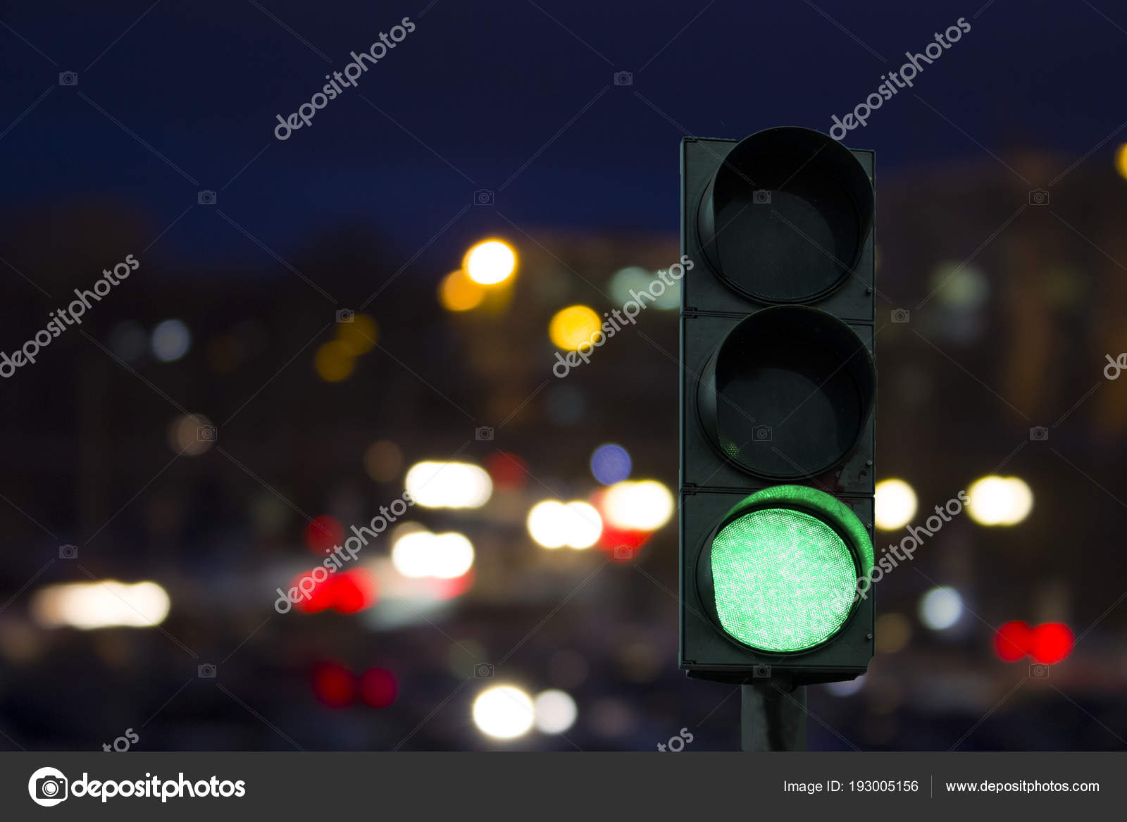 Semáforo señal verde en la noche en las luces traseras de los coches . —  Foto de stock #193005156 © shahurin, image size:1600x1167