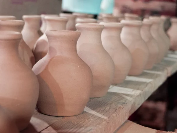 Clay pots on a shelf in the pottery — Stock Photo, Image