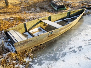 Kıyıdaki eski tekne.