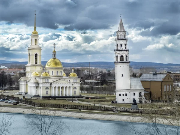 Спасо-Преображенский собор в городе и Невянская наклонная башня . — стоковое фото