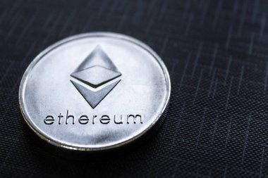 Gümüş sikke Ethereum siyah doku arka plan üzerinde. 