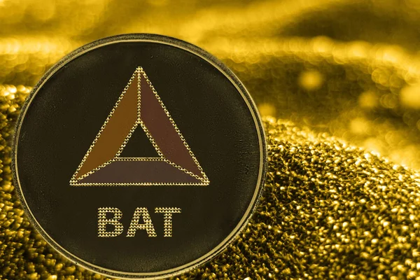 Монета криптовалюта токен каші BAT на золотому фоні . Ліцензійні Стокові Фото