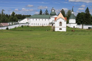 Manastır gerçekten büyük gölde, Rusya Federasyonu