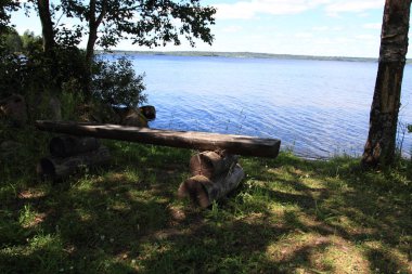 Büyük Rus göl ve yaz manzaraları.