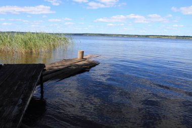 Büyük Rus göl ve yaz manzaraları.