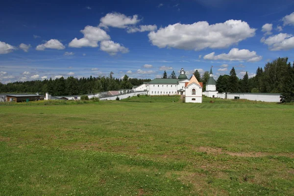 Monastero sul lago davvero grande, Russia — Foto Stock