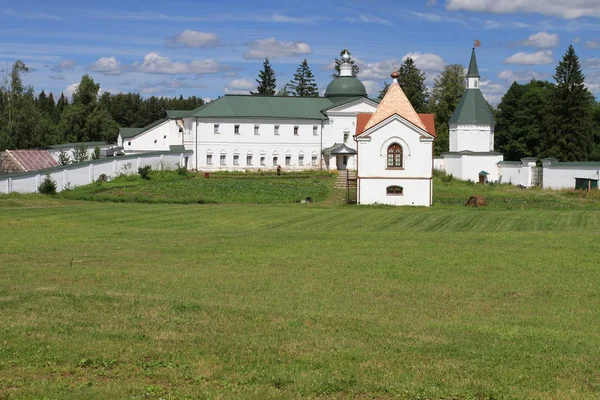 Manastır gerçekten büyük gölde, Rusya Federasyonu