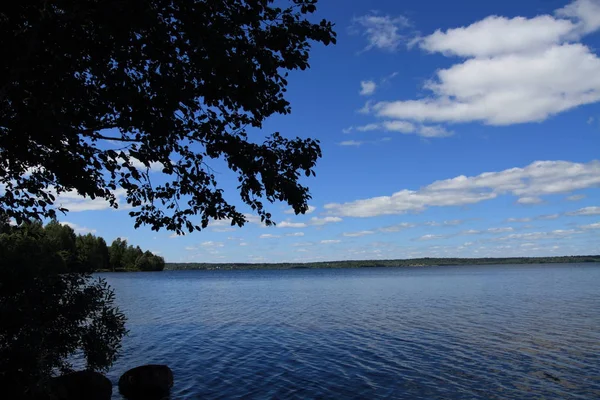 Il grande lago russo e paesaggi dall'estate . — Foto Stock