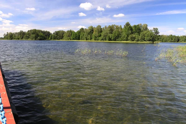 Il grande lago russo e paesaggi dall'estate . — Foto Stock