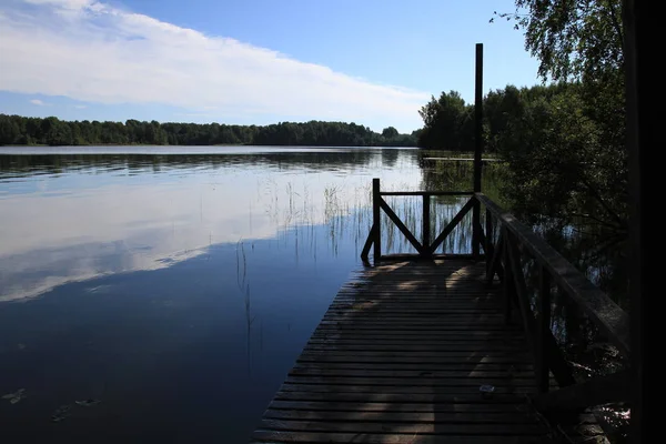 Büyük Rus göl ve yaz manzaraları.