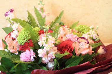 Güzel bayanlar, buket gül buket ciddi