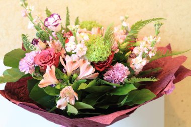 Güzel bayanlar, buket gül buket ciddi