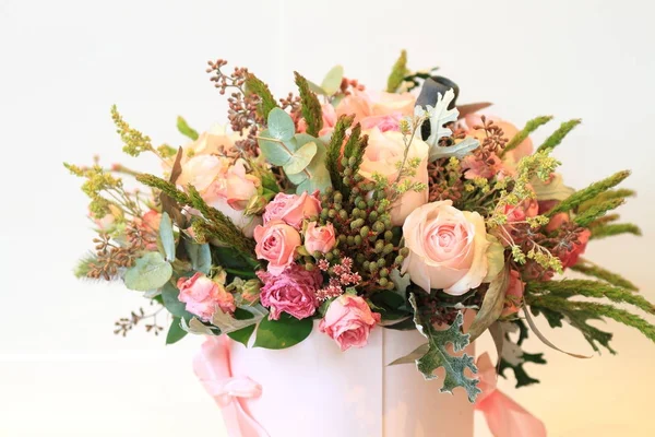 Plechtige boeket van bloemen voor mooie dames, bos van rozen — Stockfoto