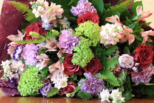 Plechtige boeket van bloemen voor mooie dames, bos van rozen — Stockfoto