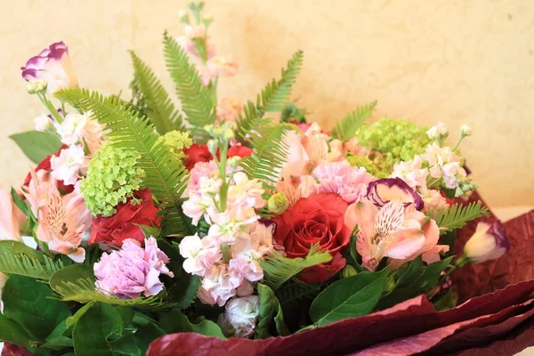 Güzel bayanlar, buket gül buket ciddi