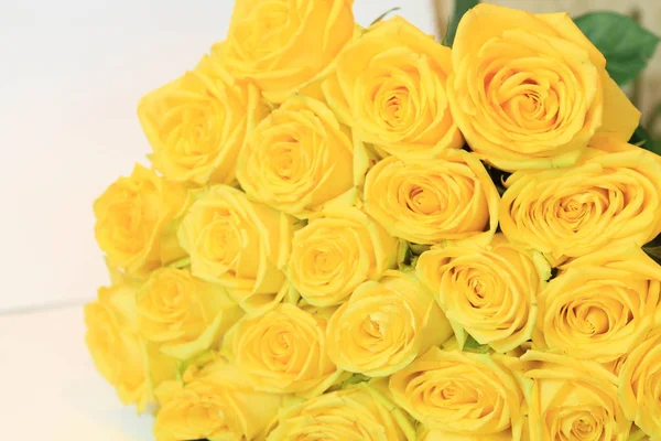 Buquê solene de flores para belas senhoras, cacho de rosas — Fotografia de Stock