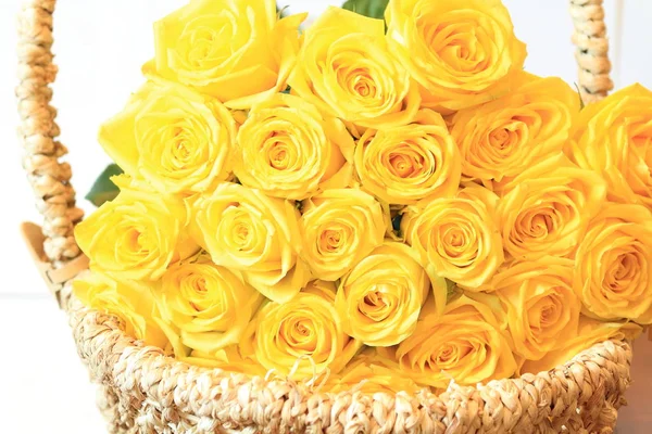 Plechtige boeket van bloemen voor mooie dames, bos van rozen — Stockfoto