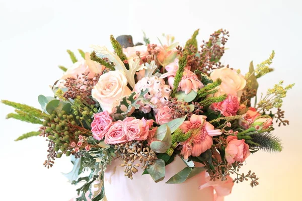 Plechtige boeket van bloemen voor mooie dames, bos van rozen — Stockfoto