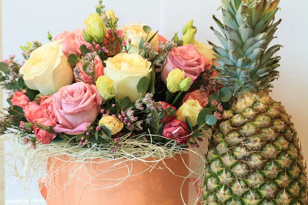 Plechtige boeket van bloemen voor mooie dames, bos van rozen — Stockfoto