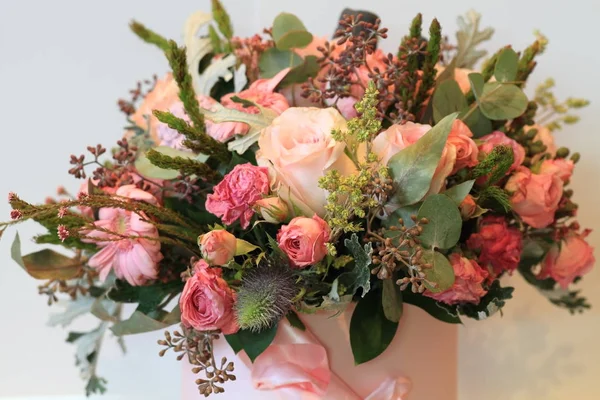 Plechtige boeket van bloemen voor mooie dames, bos van rozen — Stockfoto