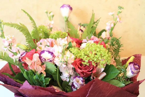 Plechtige boeket van bloemen voor mooie dames, bos van rozen — Stockfoto