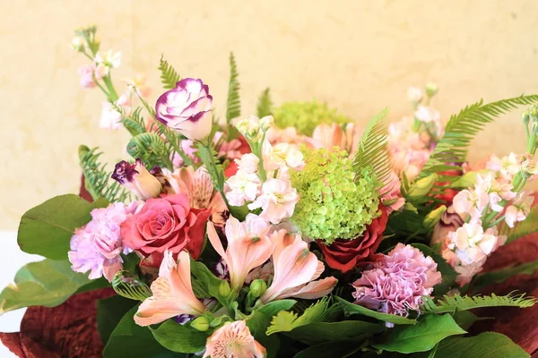 Plechtige boeket van bloemen voor mooie dames, bos van rozen — Stockfoto