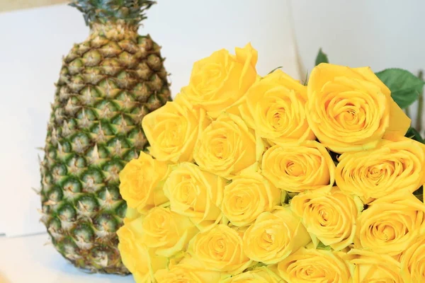 Güzel bayanlar, buket gül buket ciddi