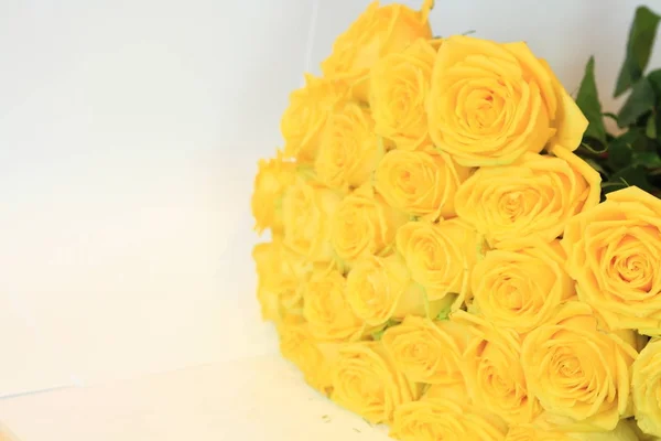 Plechtige boeket van bloemen voor mooie dames, bos van rozen — Stockfoto