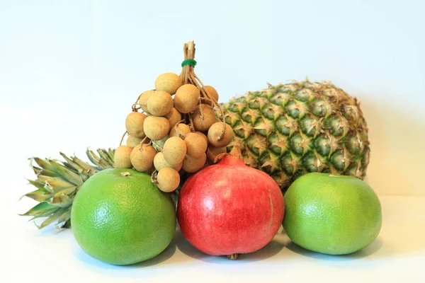 Natürmort, iştah açıcı meyve, ananas, nar, limon, elma, armut, kivi, greyfurt, longan, uzun-kong