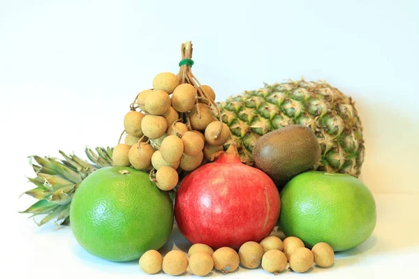 Natürmort, iştah açıcı meyve, ananas, nar, limon, elma, armut, kivi, greyfurt, longan, uzun-kong
