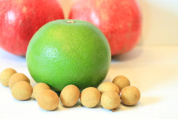 Natura morta di frutta appetitosa, ananas, melograno, limone, mela, pera, kiwi, pompelmo, longan, long-kong — Foto Stock
