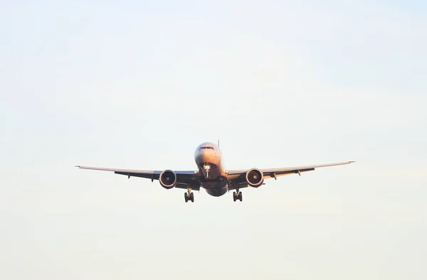 Yolcu uçağı iniş güneş ışınlarının içinde geliyor