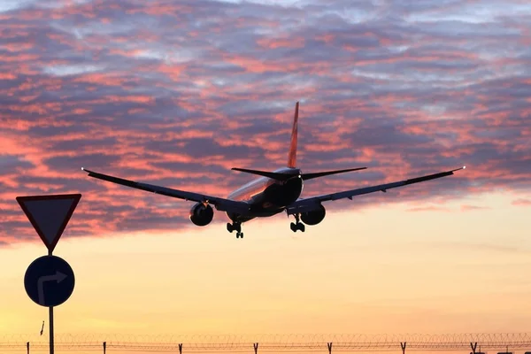 Yolcu uçağı iniş havaalanında güneş ışınlarının içinde geliyor