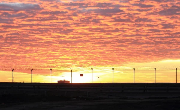 Yolcu uçağı iniş havaalanında güneş ışınlarının içinde geliyor