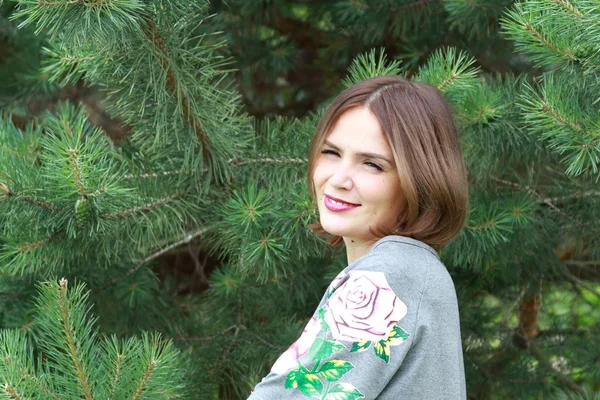 Güzel kadın portre çiçekler ile niteliğine