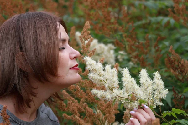 Güzel kadın portre çiçekler ile niteliğine