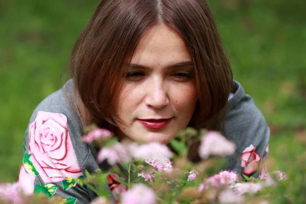 Güzel kadın portre çiçekler ile niteliğine