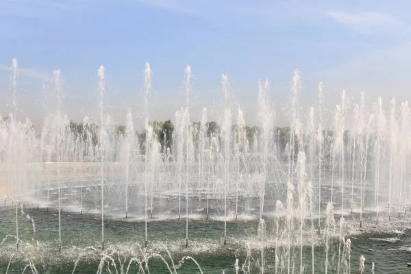 Gesang, Musik und fantastische Springbrunnen in Moskau, Russland — Stockfoto