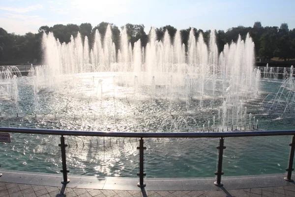 Gesang, Musik und fantastische Springbrunnen in Moskau, Russland — Stockfoto