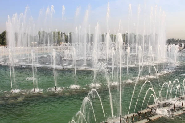 Gesang, Musik und fantastische Springbrunnen in Moskau, Russland — Stockfoto