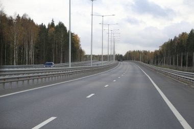 Seyahat karayolu üzerinde araç, Kuzey gezisine tarafından sonbahar