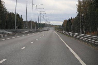 Seyahat karayolu üzerinde araç, Kuzey gezisine tarafından sonbahar