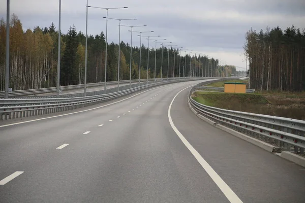 Seyahat karayolu üzerinde araç, Kuzey gezisine tarafından sonbahar