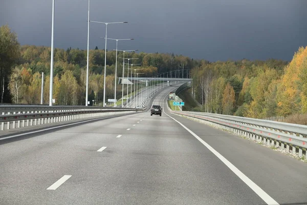 Seyahat karayolu üzerinde araç, Kuzey gezisine tarafından sonbahar