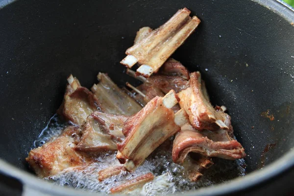 Мясо со специями на тарелке, приготовление пищи на огне — стоковое фото
